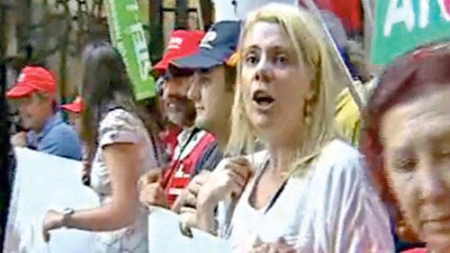 Ana María Aguiló durante su época en ANPE detrás de una pancarta de una manifestación.