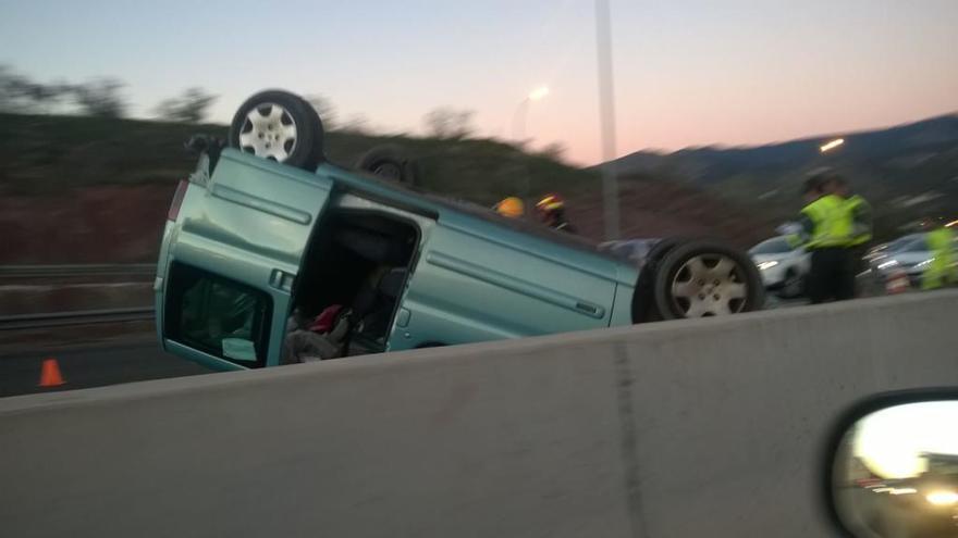 El vehículo accidentado, volcado.