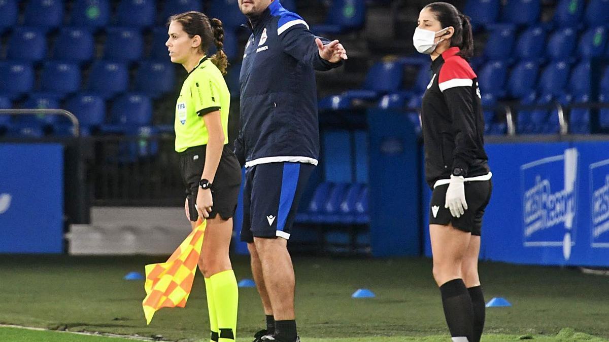 Manu Sánchez da instrucciones en la banda durante un partido en Riazor. |  // CARLOS PARDELLAS