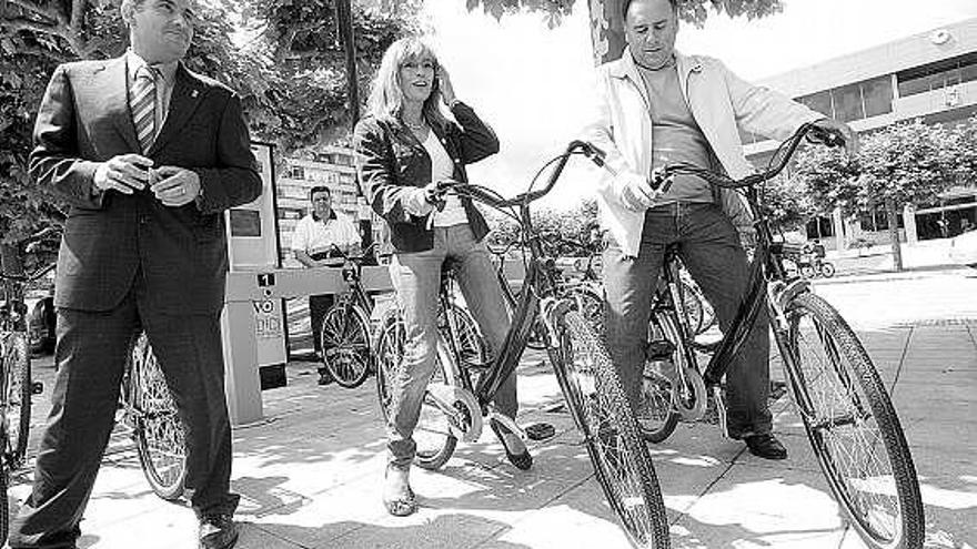 Desde la izquierda, Carlos González Lozano, Ángela Vallina y Manuel Ángel Fernández Galán, ayer, en Piedras Blancas.