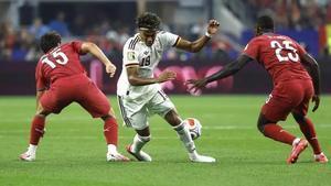 João Neves y Nuno Mendes disputan el balón con Lamine Yamal.