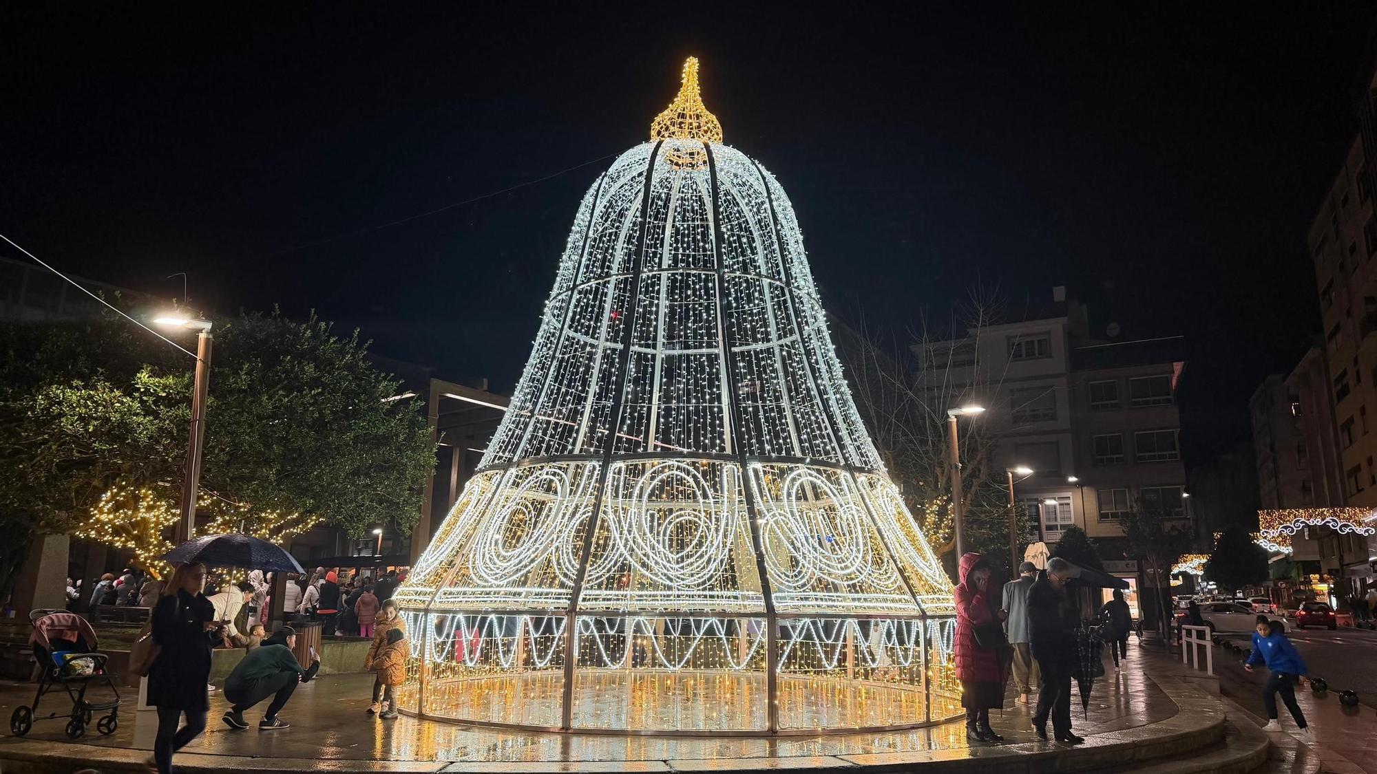 O alumeado de Nadal xa ilumina a zona comercial da cidade.