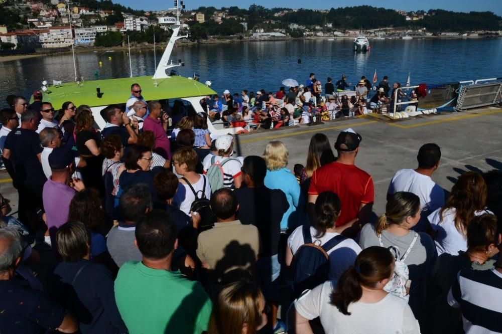 Vecinos de Ons se concentran en el puerto de Bueu para reclamar un acceso libre a la isla