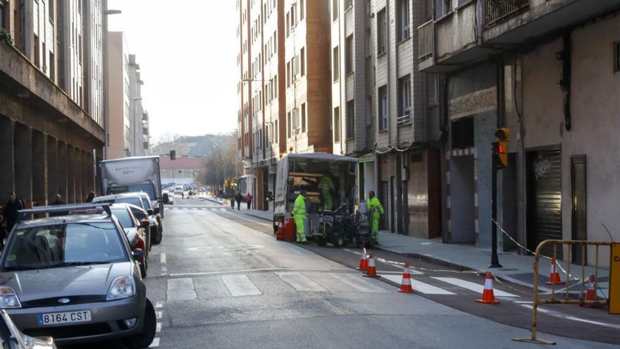 Una de las obras en marcha en La Calzada vinculada al proyecto de ecomanzana y  movilidad.