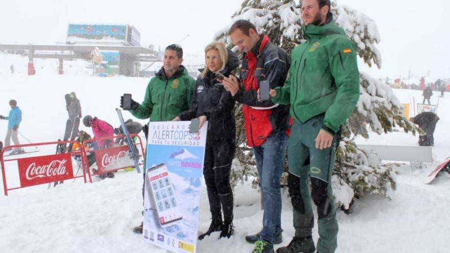 La consejera delegada de Cetursa, María José López, durante la presentación junto a la Guardia Civil.