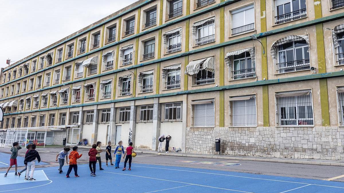 Escolares jugando en el patio de un colegio de Alicante