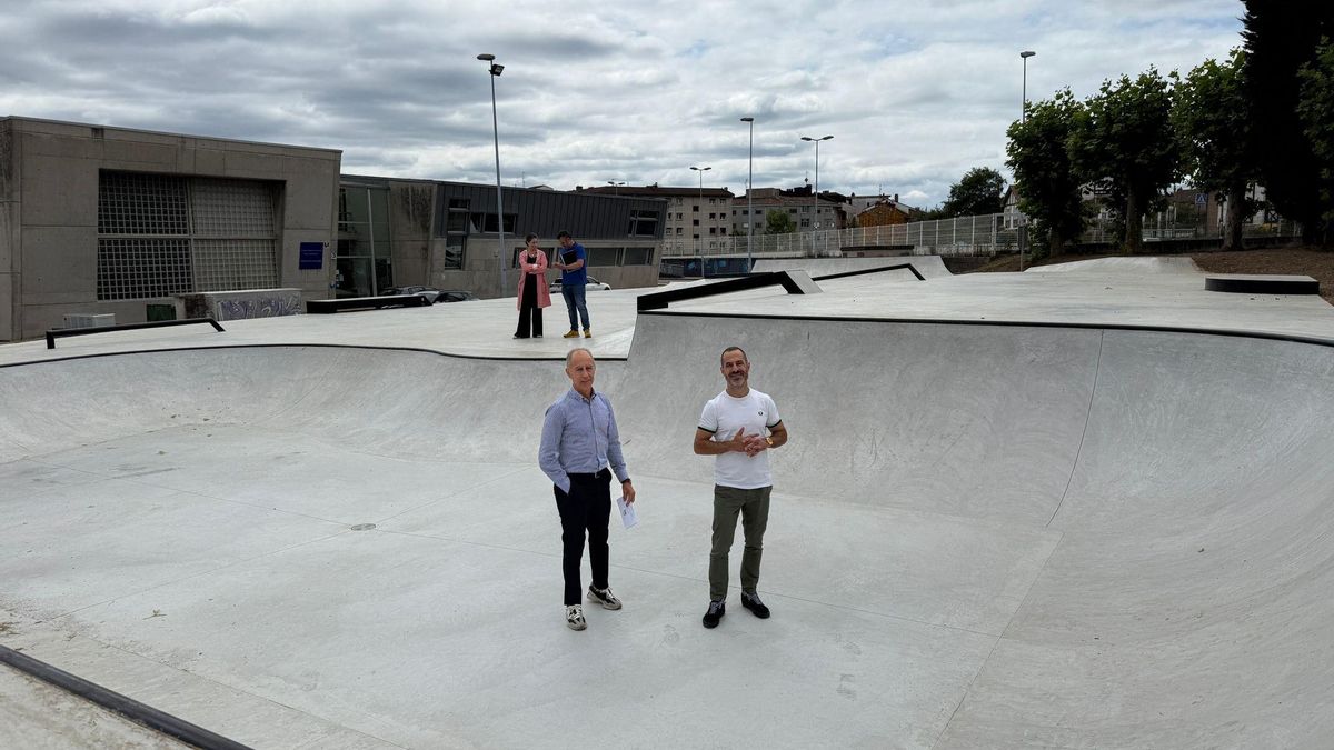 Por la izquierda, Jesús Abad y Ángel García durante su visita a las obras finalizadas del skatepark de Lugones