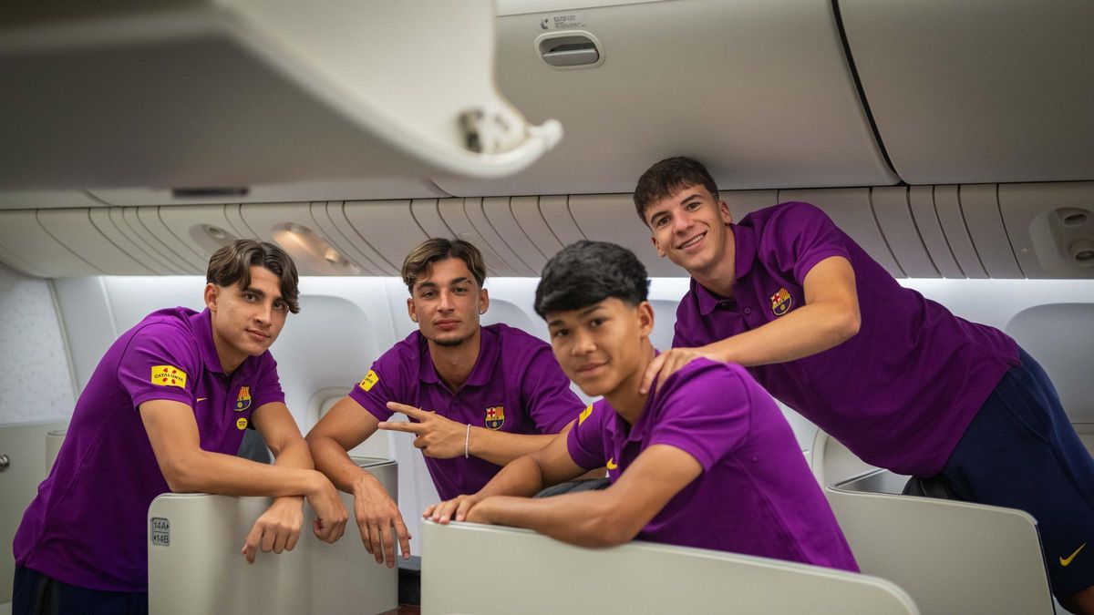Toni Fernández, Guille Fernández, Dro y Jofre Torrents, los cuatro jovenes de la cantera azulgrana, en el avión del Barça camino de Tokio.