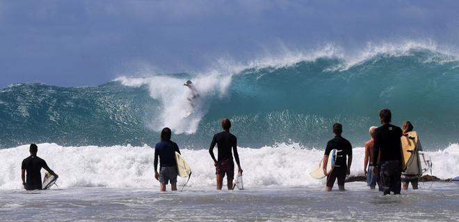 Varios surfistas aprovechan las buenas olas este jueves en Snapper Rocks en Gold Coast, Queensland (Australia). El ciclón Oma se acerca a las costas surorientales de Queensland para traer consigo fuerte oleaje y marea alta.
