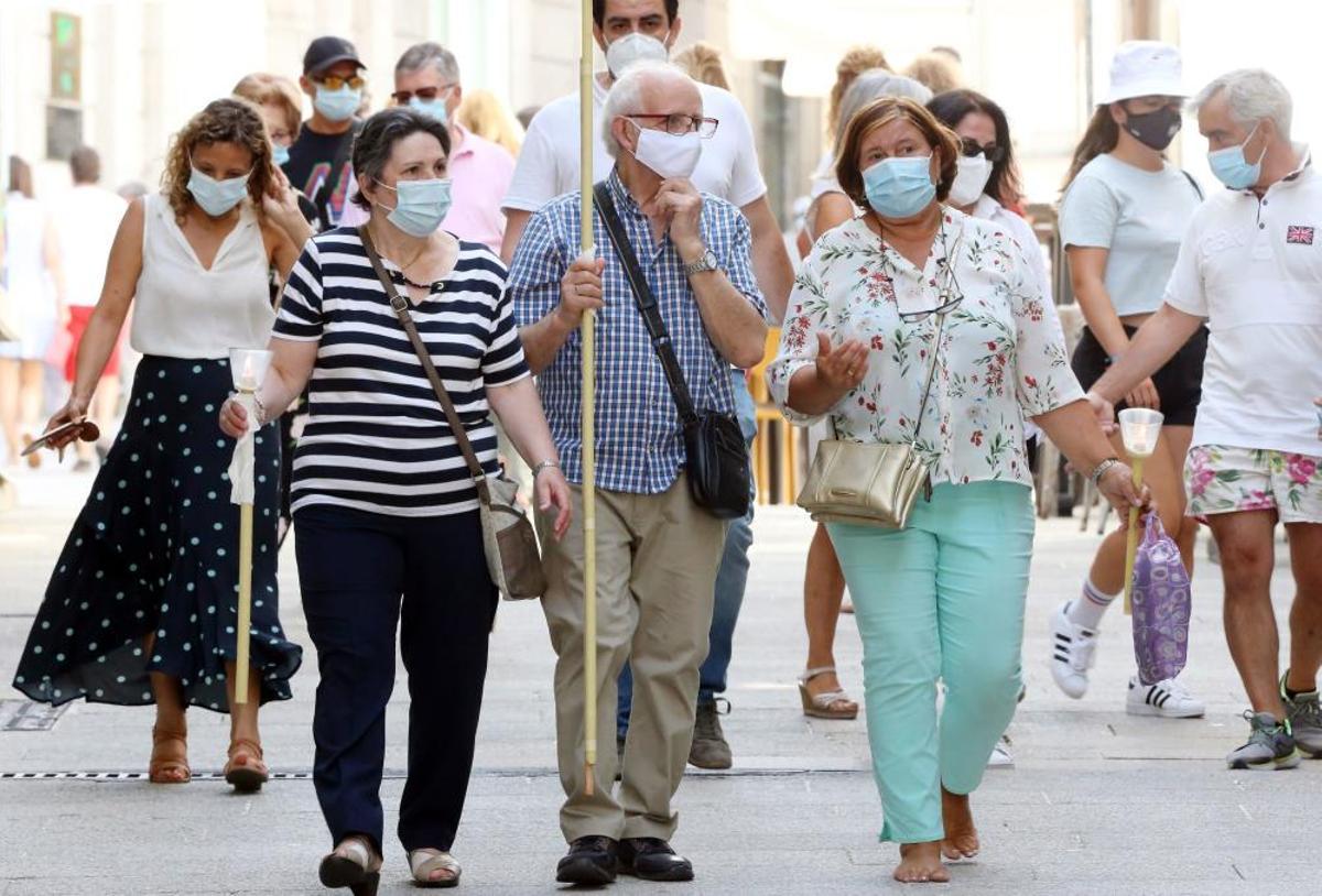 La pandemia no frena la pasión por el Cristo. A pesar de que la Covid-19 ha impedido, por primera vez en la historia, la celebración de la multitudinaria procesión, centenares de fieles recorren desde ayer las calles de la ciudad y el Casco Vello para rendirle homenaje.