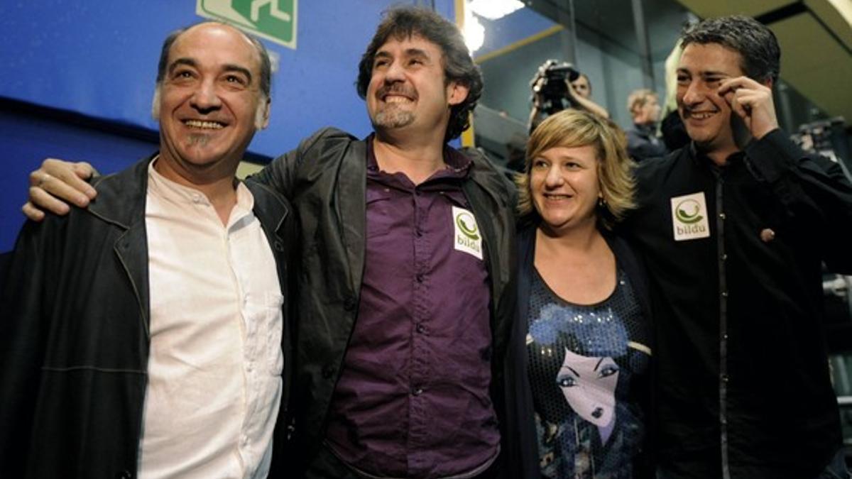 Pello Urizar (segundo por la izquierda) celebra los resultados de Bildu junto a Martin Garitano (izquierda), Ikerne Badiola y Oskar Matute, el domingo, en San Sebastián.