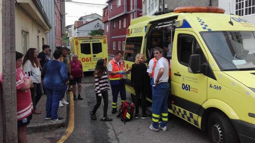 Los servicios médicos atienden a las dos personas por inhalación de humo, ayer, tras el incendio. // FdV