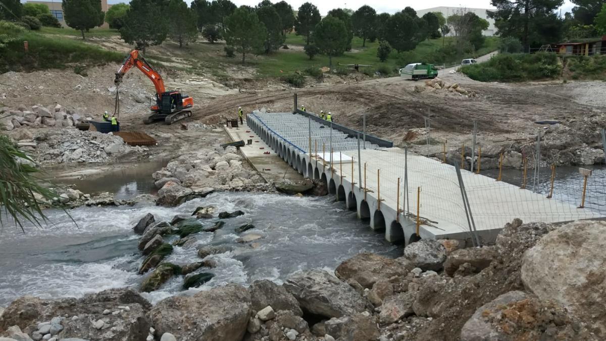 Obras de reparación que se ejecutan en el Pont de la Clariana