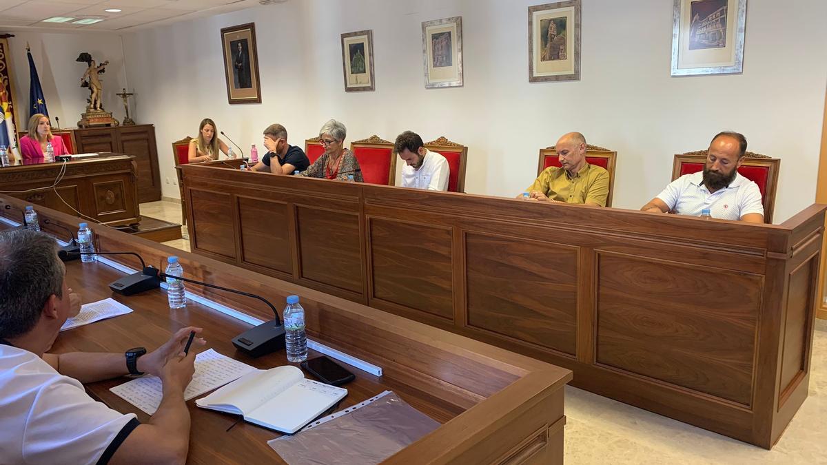 Momento de la votación de la moción, en la que Abelardo Zaragoza da su apoyo a los socialistas para cambiar el gobierno local.