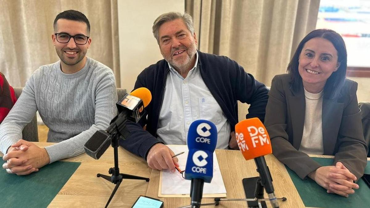 L'alcalde de Dénia, Rafa Carrió, entre els regidors de Compromís, Valen Alcalà i María José García