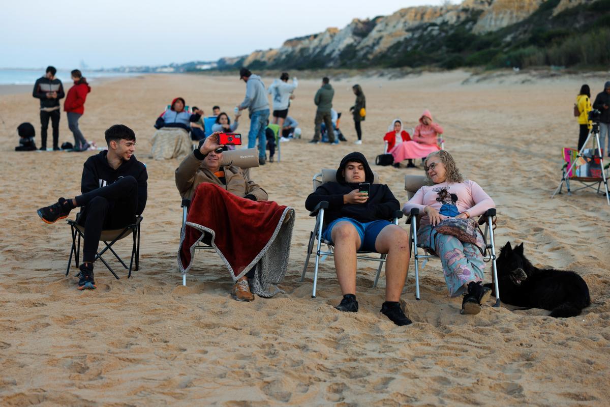 Personas en la playa el 31 de mayo, el día que por primera vez se anunció el lanzamiento del cohete