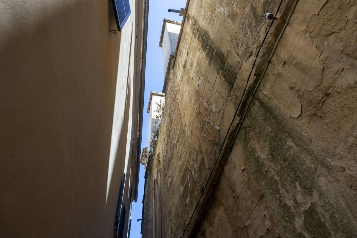 FOTOS | El callejón de menos de un metro de ancho que se esconde en Palma