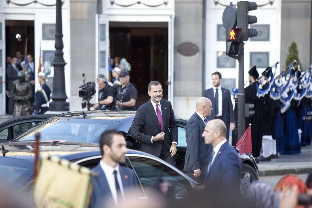 Ambiente en la calle durante la entrada a los premios y concentración antimonarquía