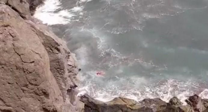 Efectivos de Cruz Roja salvan a dos personas en la playa de San Agustín