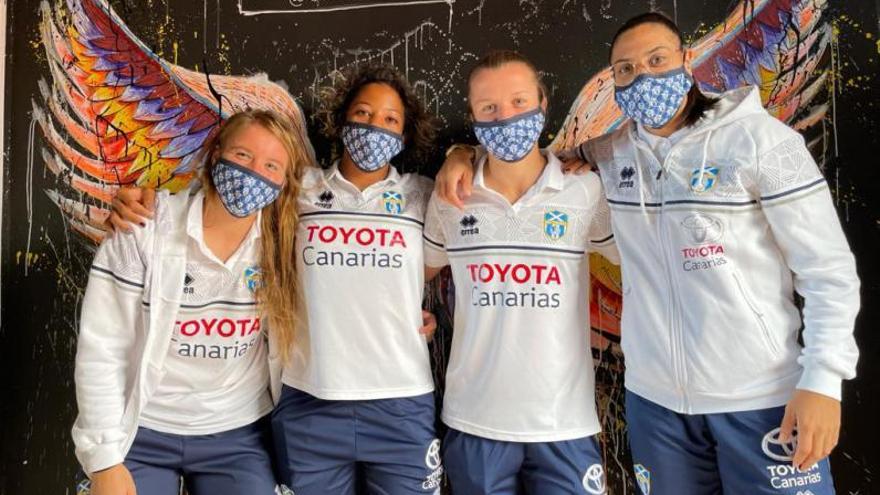 María Estella, Adrienne Jordán, Kayla Ademek y Martín-Prieto, en la presentación del partido ante el Real Betis. | | EL DÍA