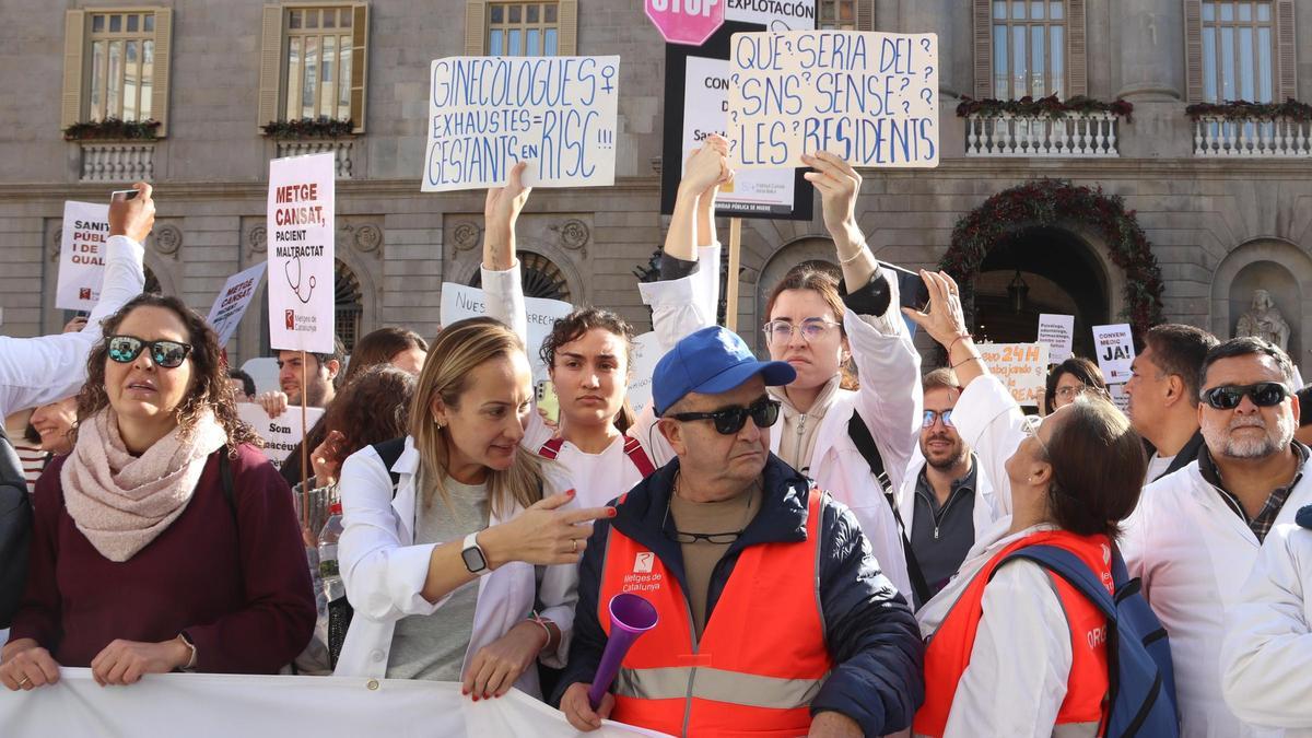 Els participants a la manifestació de Metges de Catalunya, en la primera jornada de vaga, protesten a la plaça de Sant Jaume de Barcelona, davant el Palau de la Generalitat
