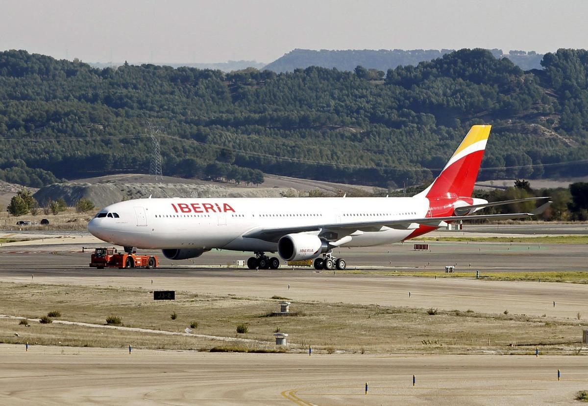 Un avión Airbus de Iberia en Barajas.