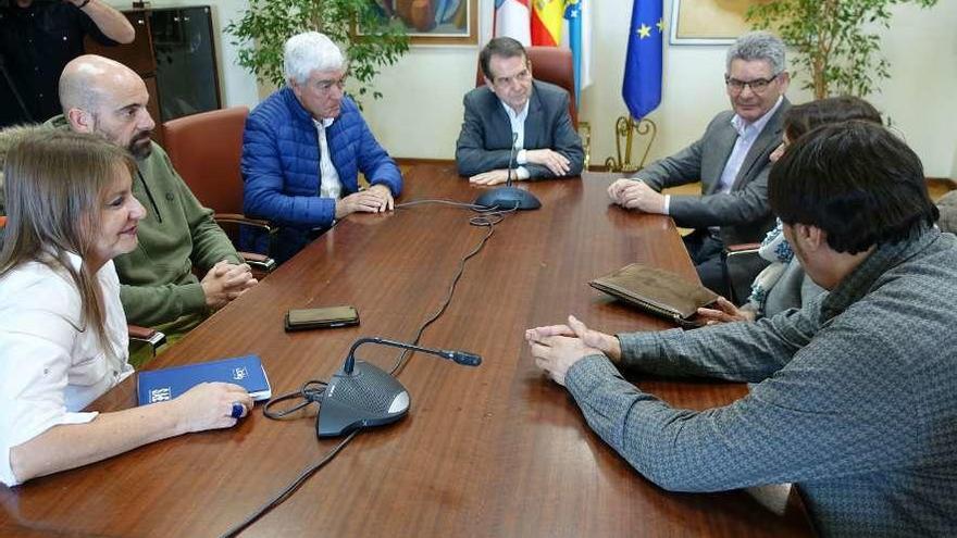 Caballero, Santos Héctor y Fernández, junto a los representantes sindicales de CC OO, CSIF, CIG y SAE.