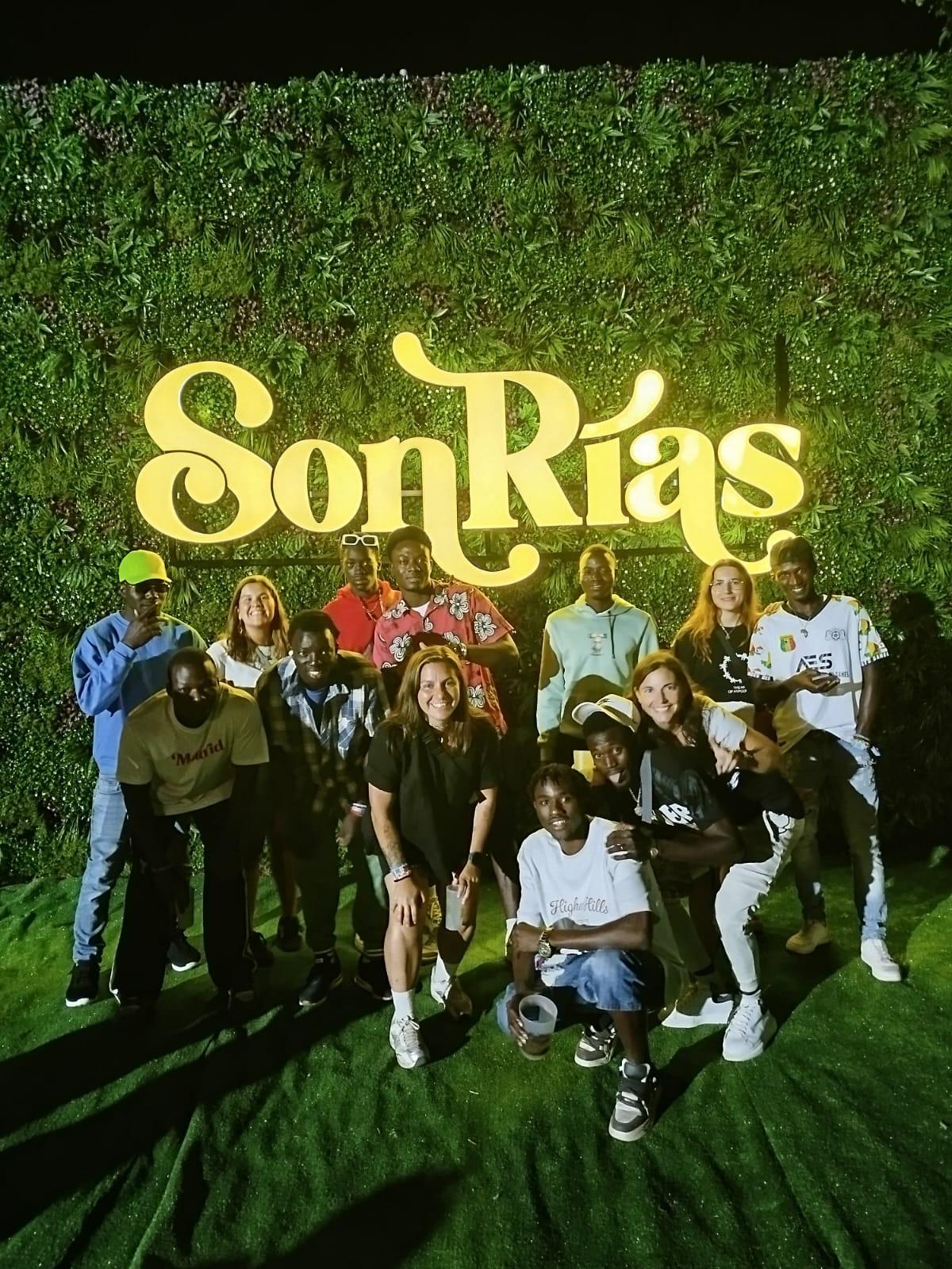 Un grupo de migrantes acogidos en Bueu que trabajó durante el verano en el Festival SonRías Baixas.