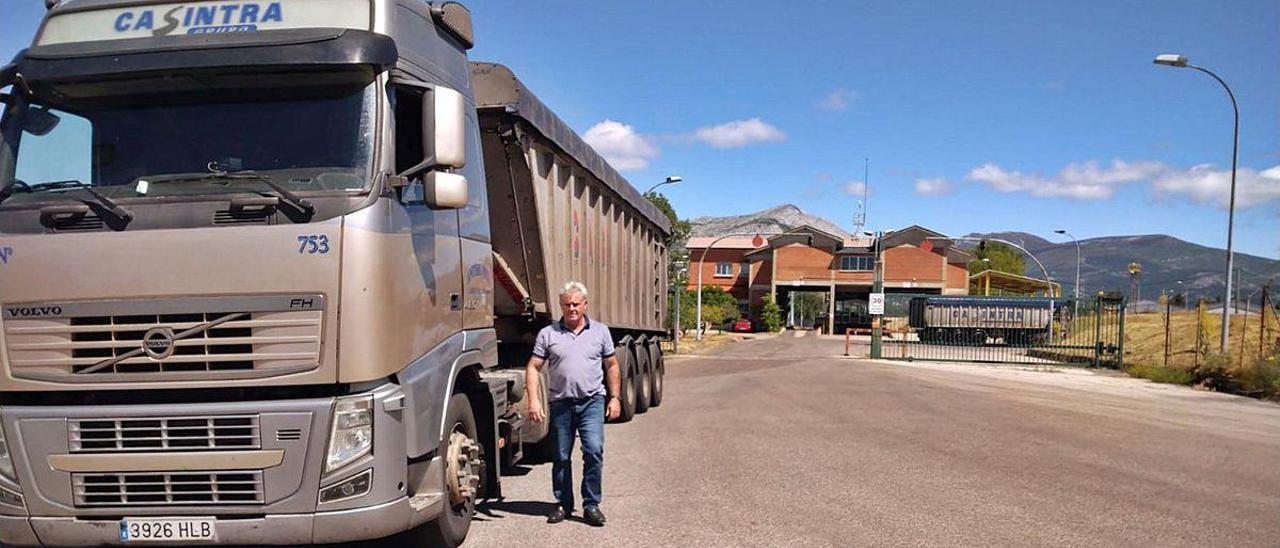 El camionero asturiano Antonio Fernández, junto a su vehículo, a la entrada de la central térmica de carbón de Velilla del Río Carrión, en Palencia.