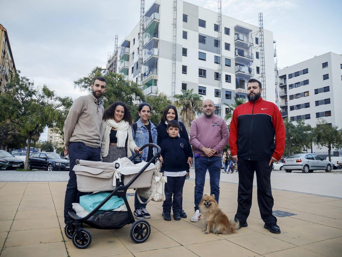 Afectados por la permuta municipal delante del edificio de Patraix que habían reservado