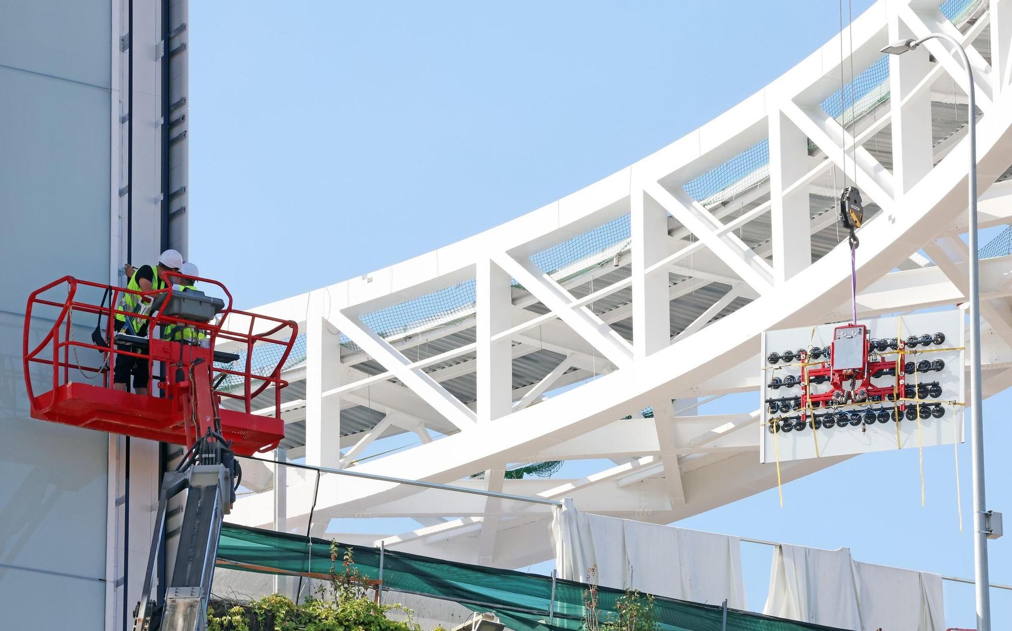 El anillo del ascensor HALO finaliza su izado y "aluniza" en la plaza de Vialia