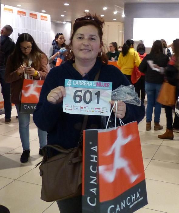 Recogida de dorsales en el Thader para la IV Carrera de la Mujer (Tarde)