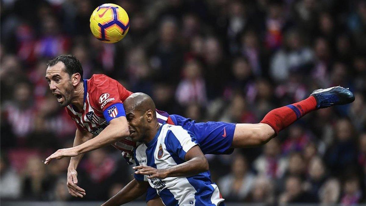 Diego Godín prolonga la plaga de lesiones 'colchonera'