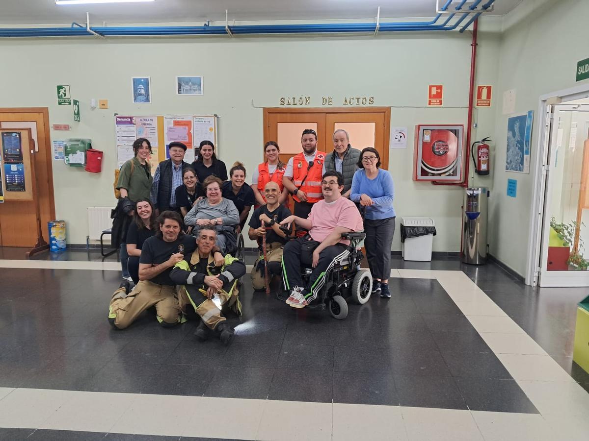 Usuarios y profesionales de la Fegerec, junto con efectivos de Cruz y Roja y Bomberos, en el centro cívico de San Diego.