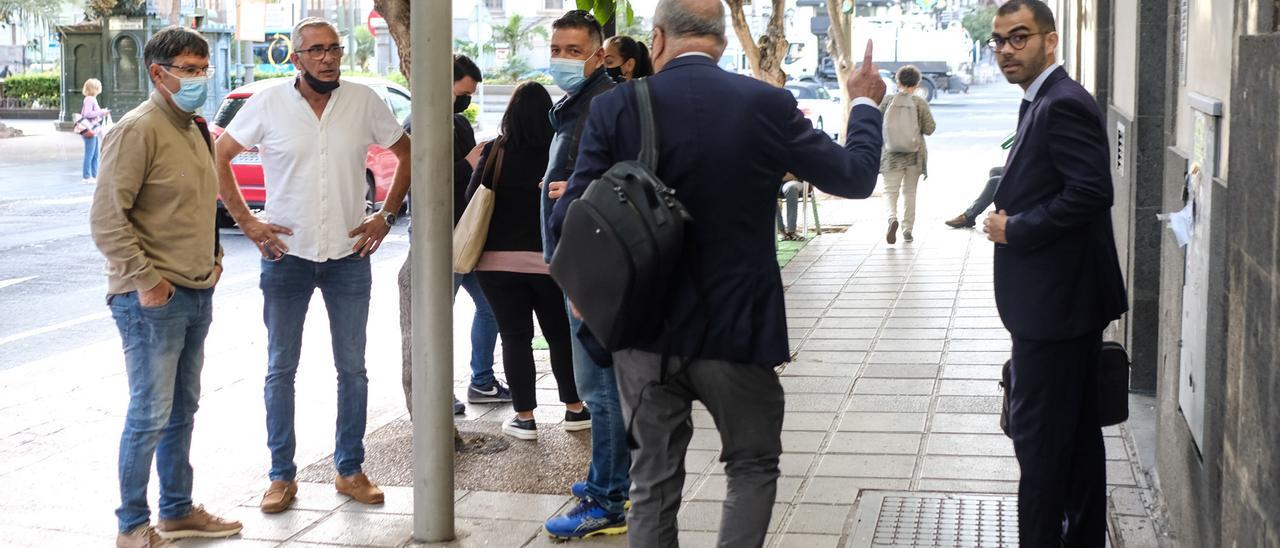 Representantes de la plantilla y directivos de JSP, antes de la reunión que celebraron la semana pasada.