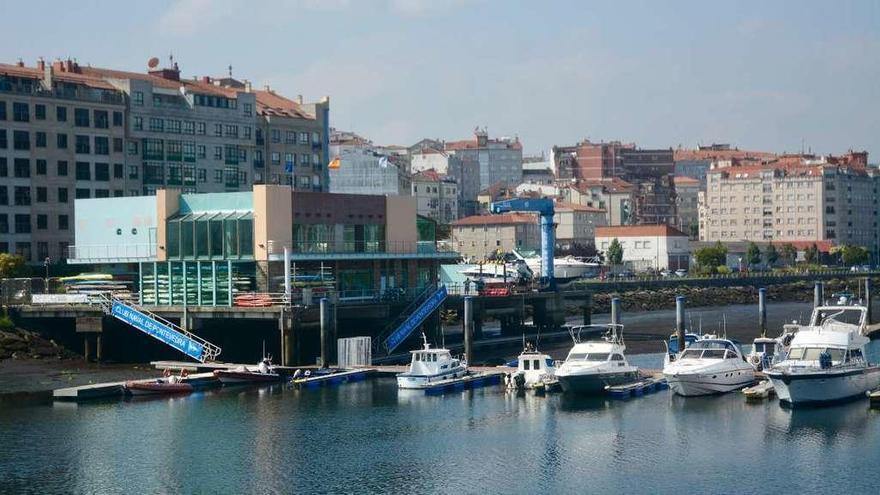 Vista de las instalaciones del Club Naval en el río Lérez a su paso por Pontevedra. // Rafa Vázquez