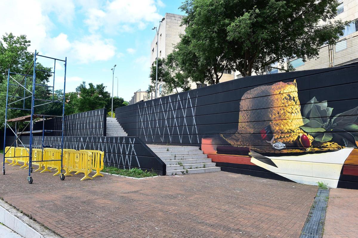 Fotogalería | Las primeras imágenes del macromural de Brea que unirá a Robe con Manolillo Chinato en Plasencia