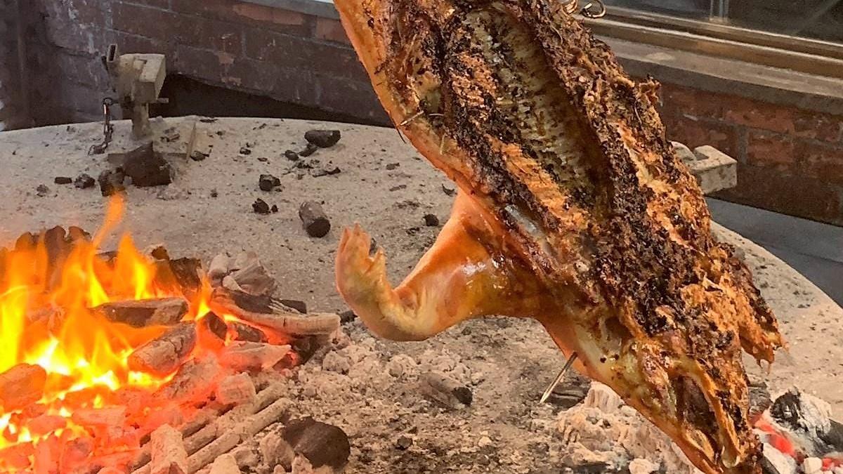 Cochinillo lechal a la brasa del restaurante Los años locos.