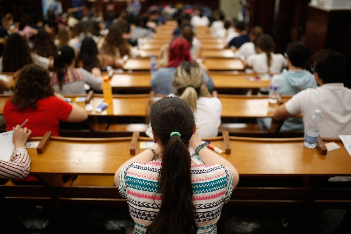 Estudiantes se presentan a la selectividad en Andalucía.
