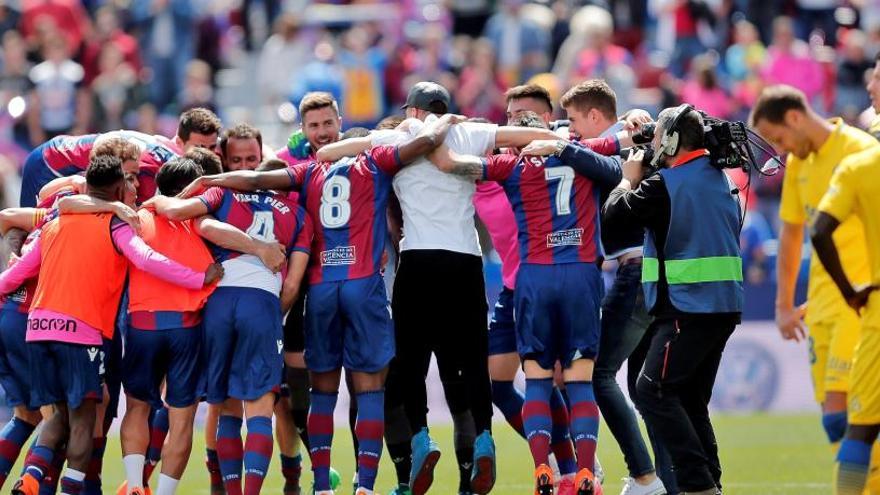 El Levante celebra su gol en el descuento.