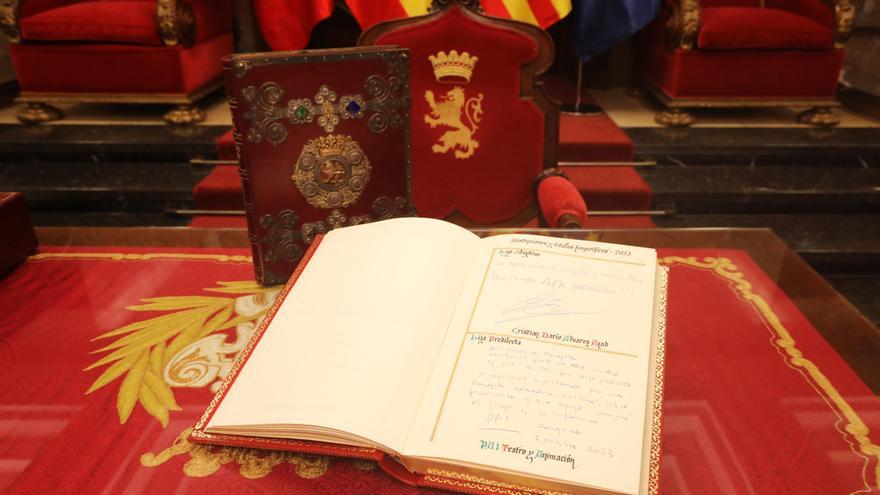 La historia escrita en las firmas del Libro de Oro de Zaragoza