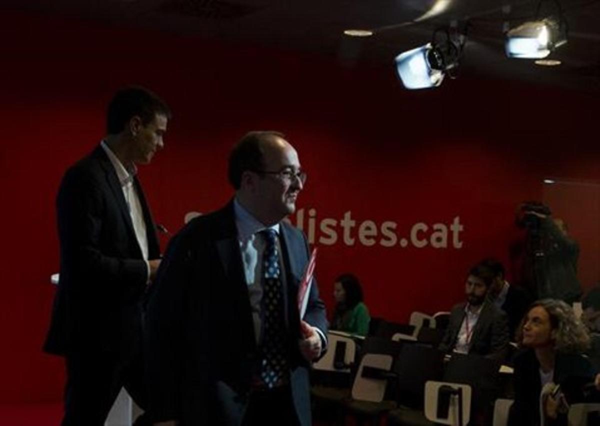 El líder del PSOE, Pedro Sánchez, amb el primer secretari del PSC, Miquel Iceta, a la seu dels socialistes catalans a Barcelona.