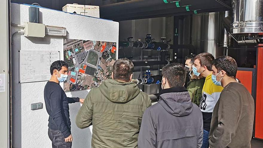 Alumnos  del campus orensano, ayer, en las instalaciones de la Rede de Calor de Silleda.