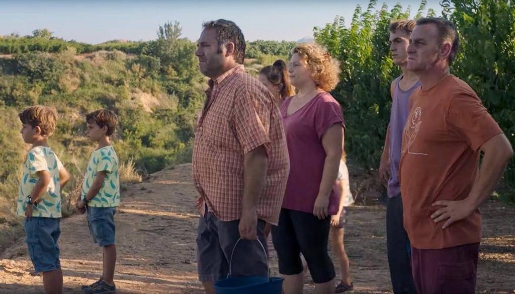 La familia de Alcarràs en sus tierras de cultivos