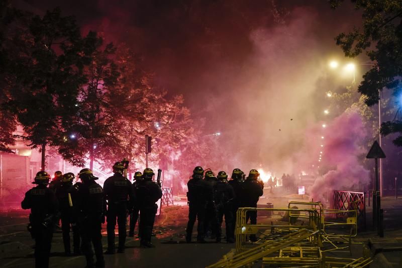 Manifestaciones violentas en Nanterre, Francia, después de que la policía matara a tiros a un joven de 17 años