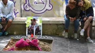 Velas, flores y fotos: espontáneo homenaje a Shamira, la joven muerta por la caída de una palmera en el Raval