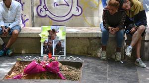 Espelmes, flors i fotos: espontani homenatge a la Shamira, la jove que ha mort per la caiguda d’una palmera al Raval