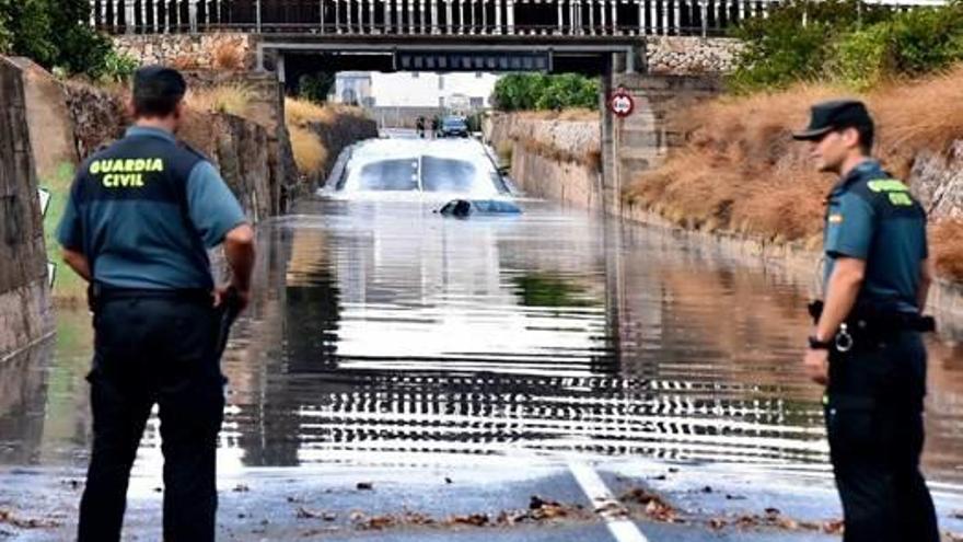 La lluvia inunda un badén en Bellreguard y un rayo cae en una finca de la Font