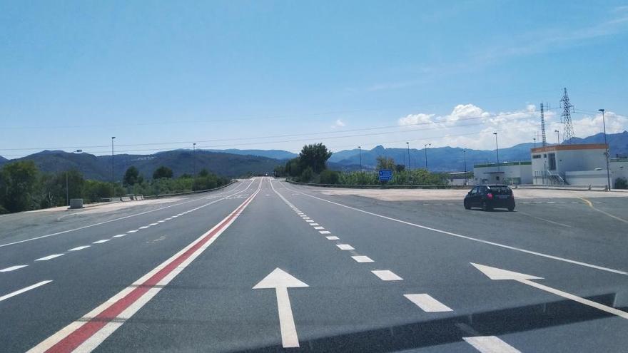 El lugar donde antes estaba el peaje de Ondara y al que se ven abocados los conductores que no saben que se ha suprimido el desvío