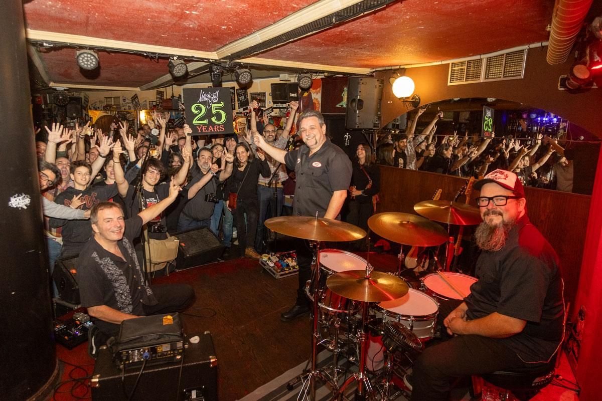 Celebración de la sala Mardi Gras antes del concierto de Los Deltonos.